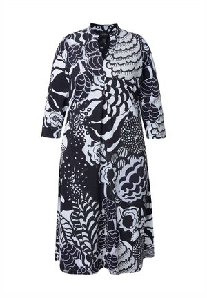 Lang sort-hvid blomsterprint kjole med lange ærmer, høj krave og en front med plisseret detalje ned langs midten.