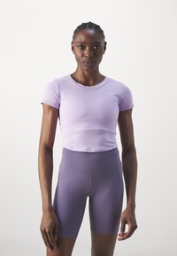 Nike Performance ONE FITTED TOP - T-skjorte til trening - lilac bloom/black