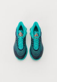 Două perechi de încălțăminte sport, având un aspect superior de un albastru închis cu accente turquoise și coral, plasă texturată și un design ondulat pe cele laterale.