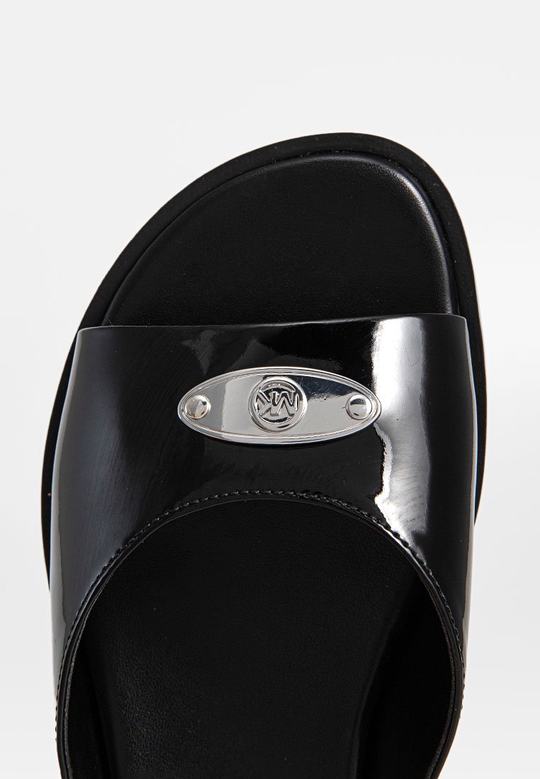 Sandale à glisser en cuir verni noir avec un bout carré arrondi et une plaque logo ovale en métal argenté sur la sangle.
