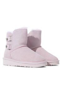 Botas de tobillo de ante rosa con un suave forro de piel de pelo, que presentan dos correas decorativas con herrajes redondos a los lados y una suela de goma plana.