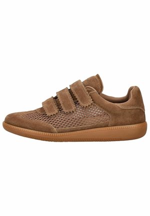Brauner Wildleder- und Mesh-Sneaker mit drei Klettverschlüssen und einer Gummisohle, entworfen für den Freizeitgebrauch und einfaches Anziehen.