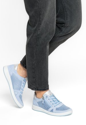 Hellblaue Sneaker aus Wildleder und synthetischen Materialien mit strukturiertem Muster, silbernen Akzenten und einer flachen weißen Sohle.