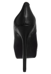 Scarpa nera con tacco alto, punta affusolata e una finitura in pelle liscia. Presenta un tacco a stiletto e cuciture visibili lungo i lati.