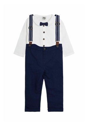 Camicia bianca a maniche lunghe con colletto arrotondato, pantaloni blu navy con bretelle a righe e dettagli con bottoni, creando un abbigliamento formale per bambini.