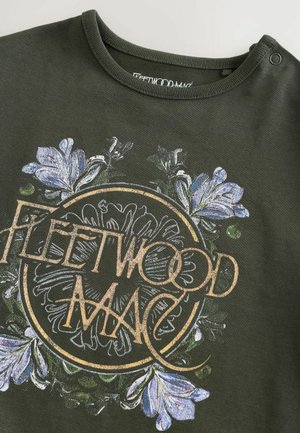 T-shirt vert olive avec un col rond, orné de graphiques floraux multicolores et du texte "FLEETWOOD MAC" en impression dorée métallique et texturée.