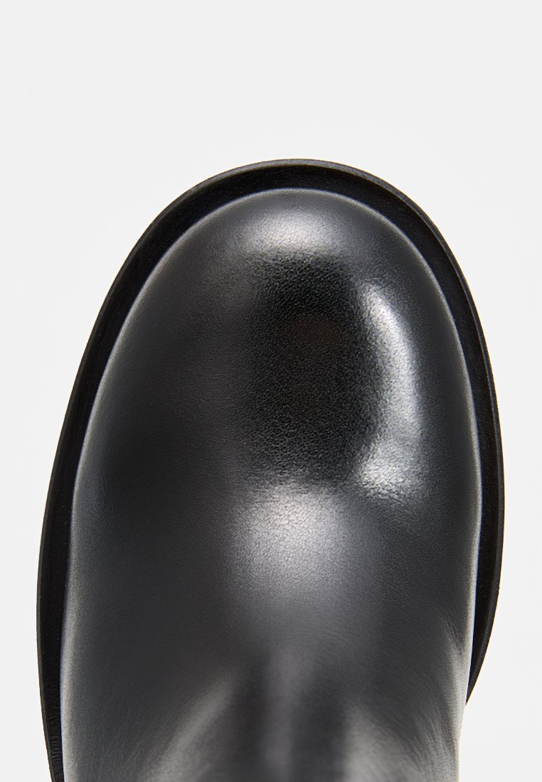 Czarne skórzane botki za kostkę z zaokrąglonym noskiem, gładką fakturą i subtelnym połyskiem, z przeszytym brzegiem i minimalistycznym designem.