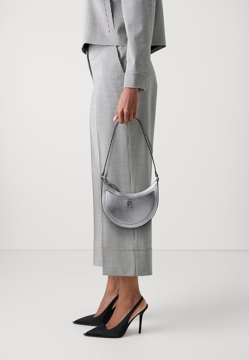 Tommy Hilfiger HOLIDAY SHOULDER BAG - Handbag - silver-coloured