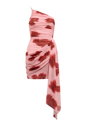 Ροζ μίνι φόρεμα με έναν ώμο, ρυτιδιασμένο, με κόκκινα λουλουδένια σχέδια και μια μακριά ρέουσα λεπτομέρεια υφάσματος στη μία πλευρά.