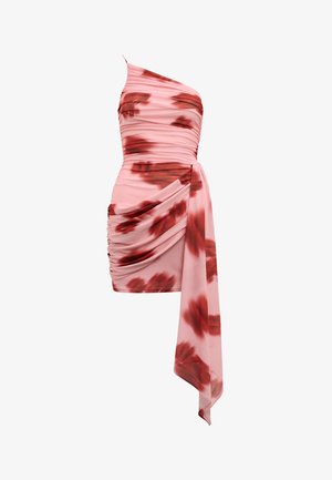 Roosa ühe õlaga kroogitud minikleidi punaste lillemustritega ja pika voolava kangatüki detail ühelt küljelt.