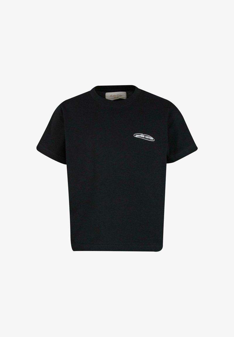 T-shirt in cotone nero con collo a giro e maniche corte. Sul lato sinistro del petto è presente un logo bianco "Another Cotton" con un design curvo.
