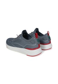 Scarpe sportive grigie con superiore in rete testurizzata, suola bianca e dettagli rossi. Caratterizzano un inserto per il tallone e un design con lacci per una calzata sicura.