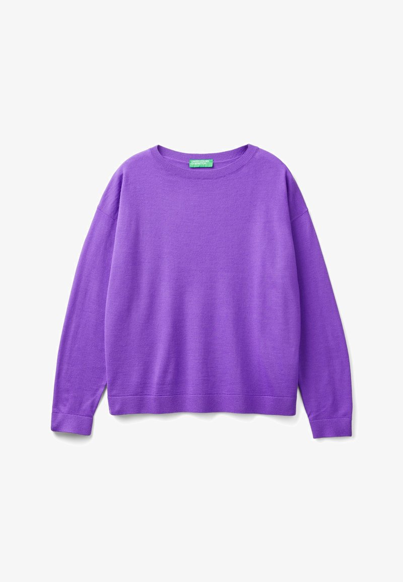 Paarse trui met lange mouwen en een ronde halslijn. De stof lijkt zacht met een gladde textuur. Voorzien van geribbelde boorden en zoom.