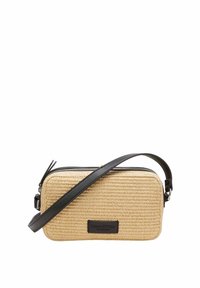 Bolso de paja tejido en color beige con forma rectangular, asas de cuero negro y cremallera, que presenta un parche de cuero con la marca.