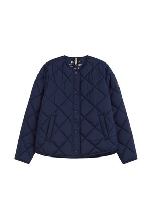 Chaqueta acolchada azul marino con cuello redondo, cierre frontal con botones a presión y bolsillos diagonales con costuras en cada lado.