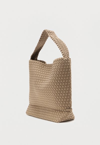 Μπεζ υφασμένη τσάντα χειρός με απαλή υφή, καμπυλωτή επάνω άνοιγμα και επίπεδη βάση. Η λαβή είναι ενσωματωμένη στο σχέδιο, προσφέροντας μια αδιάλειπτη εμφάνιση.