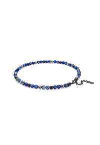 Collana di perline di pietre preziose blu che presenta lapis lazuli, onice nero e ematite, con un gancio in metallo nero e un’etichetta con il marchio.