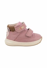 Sneaker rosa per bambini con due cinturini in velcro, suola beige, imbottitura marrone alla caviglia e design di una faccia d'orso sul tallone.