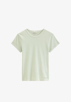 Hellgrünes T-Shirt mit kurzen Ärmeln, Rundhalsausschnitt, umgeschlagenen Bündchen und kleinem "Marc O'Polo"-Logo nahe dem Saum.