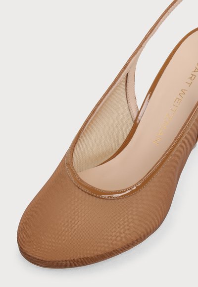 Gros plan sur une chaussure slingback en mesh marron avec garniture en cuir verni et semelle intérieure beige, montrant une partie du nom de la marque "Stuart Weitzman."