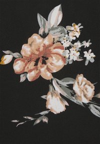 Design floral avec de grandes fleurs pêches et crème accompagnées de feuilles vertes sur un fond noir texturé, avec de petites fleurs blanches.