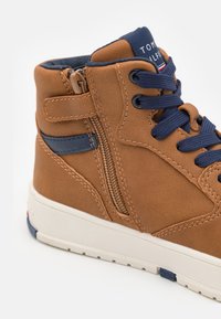 Tommy Hilfiger NATHAN UNISEX - Zapatillas altas - tobacco