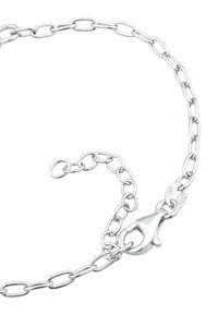 Collier en chaîne argentée avec des maillons ovales, doté d'un fermoir à homard sécurisé et d'une petite étiquette marquée "925" indiquant la qualité de l'argent sterling.