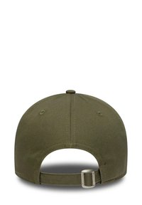 Oliwkowa czapka baseballowa z gładkiego materiału, z zaokrąglonym daszkiem, regulowanym metalowym zapięciem i wentylującymi otworami z tyłu.