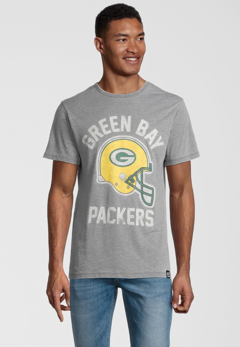 Harmaa puuvillapaita, jossa on Green Bay Packers -logo keltaisella kypärällä, rohkealla valkoisella tekstillä ja klassisella pyöreällä kaula-aukolla.