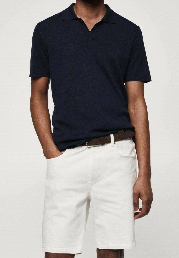 Námornické polo tričko s krátkým rukávem, plochým límcem; spárované s bílými bavlněnými šortkami a hnědým opaskem. Hladká textura a neformální design.