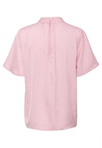 Blusa rosa a maniche corte con motivo strutturato, scollo plissettato e chiusura con bottoni sul retro. Tessuto morbido, vestibilità comoda.