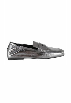 Mocassino slip-on in pelle argento con tacco basso, punta quadrata arrotondata e dettaglio cinturino sulla tomaia.