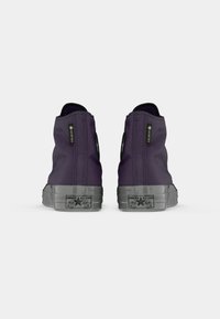 Violeta augstie sporta apavi, izgatavoti no auduma ar teksturētu virsmu, ar gumijas zoli, kontrastējošiem melniem akcentiem un Gore-Tex uzlīmi.