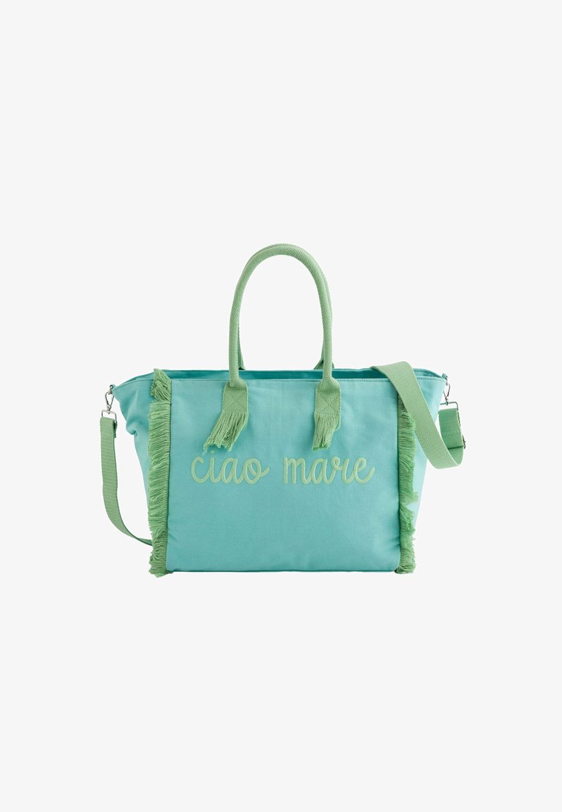Bolso de tela en verde menta con acentos de flecos en verde claro. Presenta texto bordado "ciao mare" y correa de hombro desmontable.