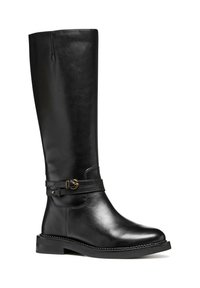 Bota de piel negra hasta la rodilla con puntera redonda, una correa decorativa con una hebilla redonda y un acabado texturizado. Diseño de suela plana.