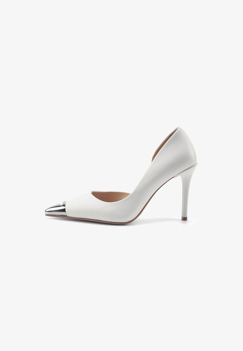 Scarpa bianca con tacco alto, con punta affilata e un cappuccio metallico argento sulla parte anteriore. Finitura in pelle liscia e tacco a stiletto sottile.