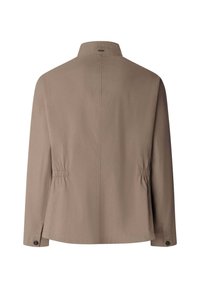 Veste marron en tissu lisse avec un col montant, une taille élastiquée et des poignets à boutons. Présente un design minimaliste et structuré.