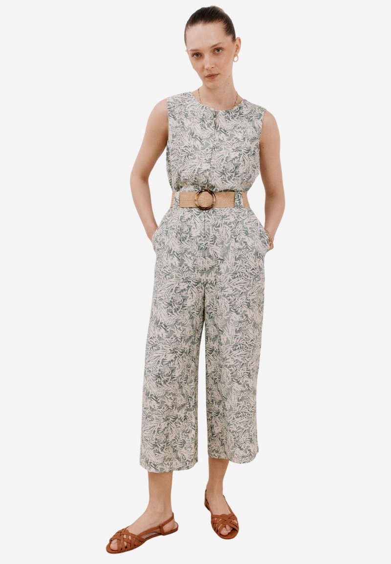 Blommönstrad jumpsuit i ljusgrön och vit, med en figurnära bodice, vida beskurna ben, sidofickor och ett vävt bälte med en rund spänne.