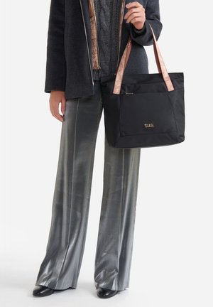 Borsa tote in nylon nero con manici rosa decorati e logo dorato. Texture liscia, forma rettangolare, con una tasca esterna.