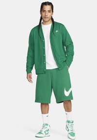 Nike Sportswear SPORTSWEAR CLUB - Pantalones deportivos - malachite white white
