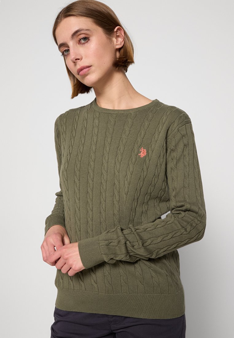 Olivgrüner, gestrickter Pullover mit strukturiertem Zopfmuster, geripptem Kragen und Bündchen, der ein kleines rotes Logo auf der Brust trägt.