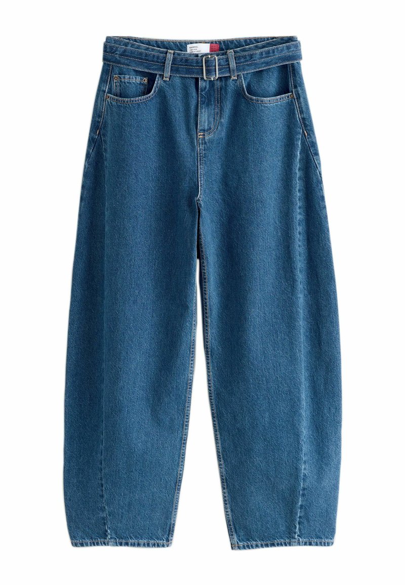 Lichtblauwe denim jeans met een hoge taille en een wijduitlopende pijp, voorzien van een tailleband met riem en twee voorzakken.