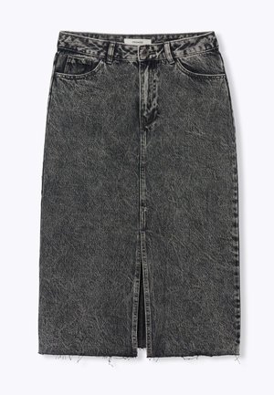 Jupe en denim noire délavée, longueur genou, avec une fente à l'avant, ourlet brut et design classique à cinq poches avec fermeture à bouton.