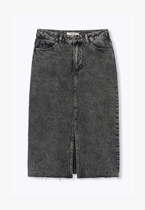 Jupe en denim noire délavée, longueur genou, avec une fente à l'avant, ourlet brut et design classique à cinq poches avec fermeture à bouton.