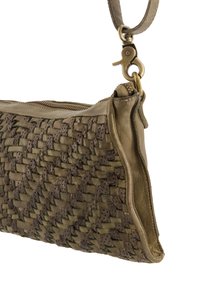 Vævet olivengrøn læderclutch med en tekstureret overflade, lynlåslukning og en bronze hardwarekrog til fastgørelse.