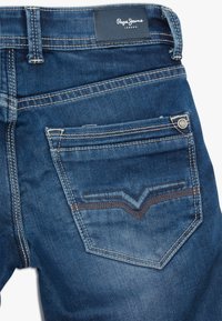 Takapocket sinih naden Pepe Jeans auheva topstitch-šivom, brendirani kožni pečat i dekorativnom chevron vezenju.