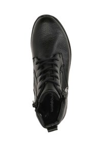 Bottine en cuir noir avec une surface texturée, dotée de lacets et d'une fermeture éclair sur le côté pour un enfilage facile. Bout rond et col rembourré.