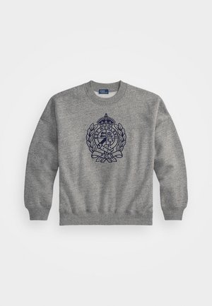 Grauer Pullover mit gerippten Bündchen und Saum, versehen mit einem dunkelblauen Emblem aus einer Krone und Lorbeer. Das Material wirkt weich und fleeceartig.