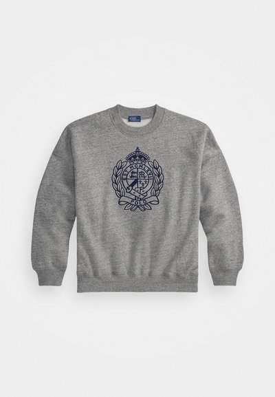 Sudadera gris con puños y dobladillo acanalados, que presenta un emblema náutico de una corona y laurel. El material parece suave y similar al forro polar.