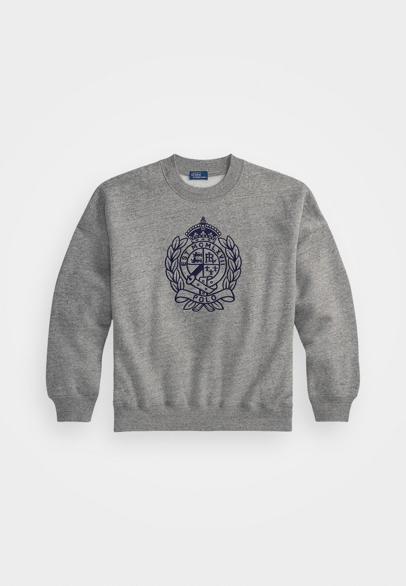 Šedý sweatshirtn s rebrovými manžetami a lemom, so námorníckym emblémom korunky a vavrínu. Materiál vyzerá mäkko a pripomína fleece.